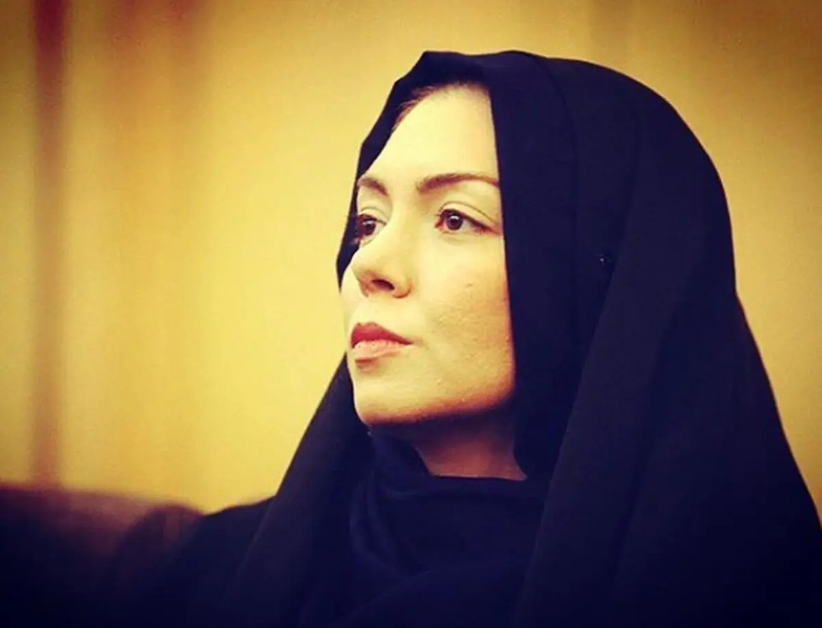 پدر آزاده نامداری بر مزار دخترش /عکس