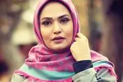 چهره خندان خانم مجری در پشت صحنه رادیو شب/ عکس
