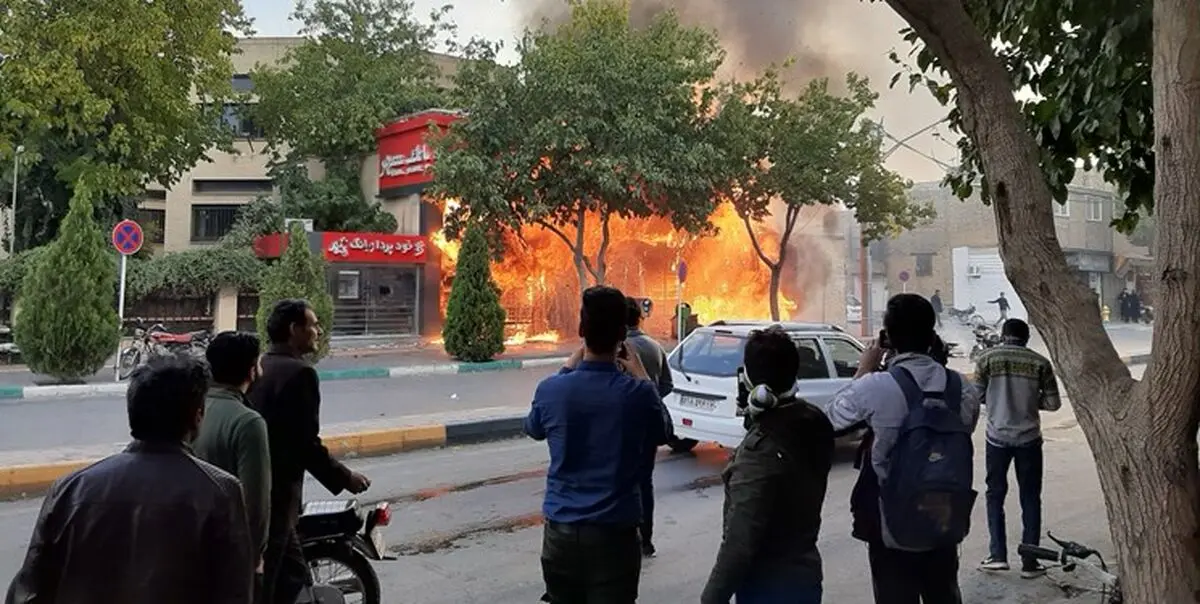 بیش از 100 بانک و فروشگاه غارت شد