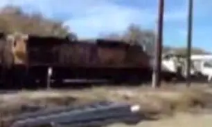 لحظه برخورد قطار با خودرو + فیلم