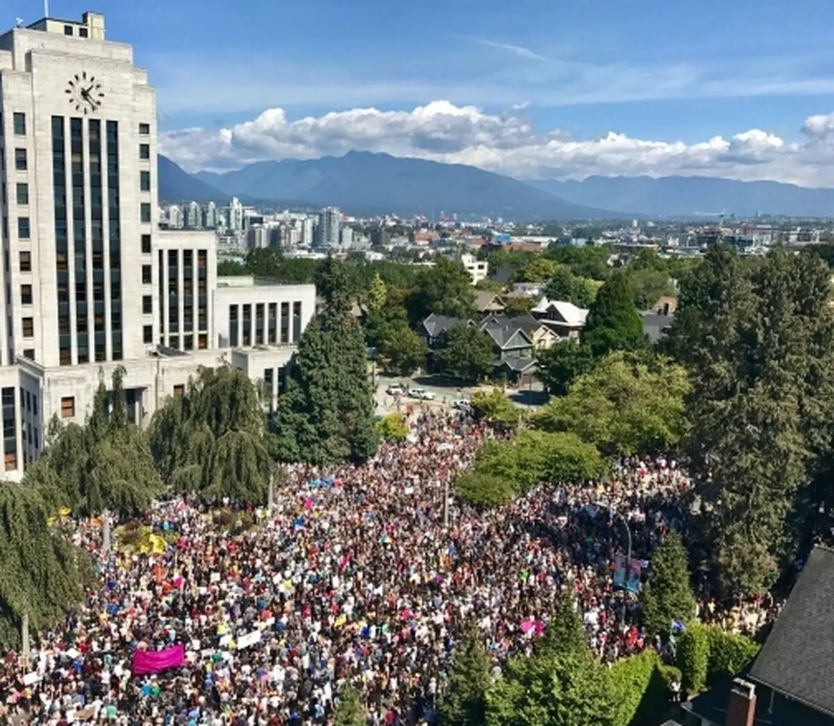 اردوکشی خیابانی هواداران و مخالفان نژادپرستی