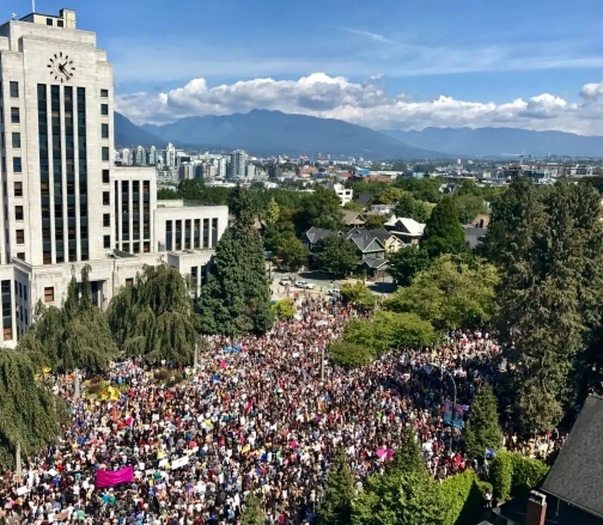 اردوکشی خیابانی هواداران و مخالفان نژادپرستی