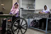 دخترک ویلچرنشین کرمانشاهی از تحصیل محروم شد