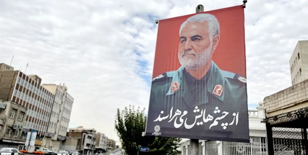 شب گذشته معابر شهر تهران به تصاویر حاج قاسم سلیمانی مزین شد