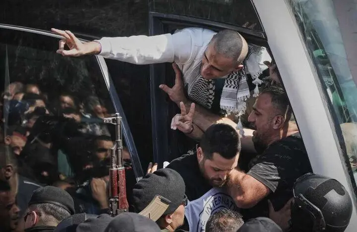استقبال از اسرای آزاد شده فلسطینی از دریچه دوربین‌ها/گزارش تصویری