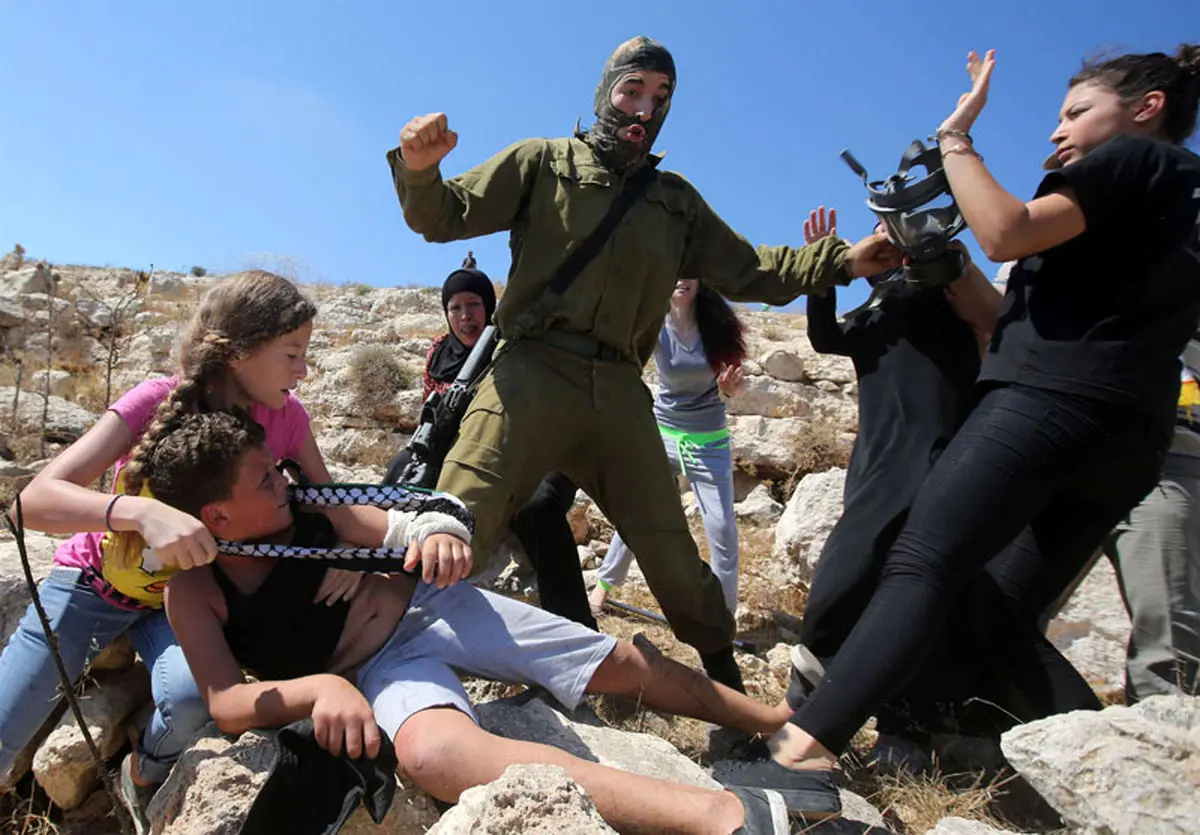 صهیونیستها حجاب را از سر زن فلسطینی کشیدند