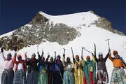  کوهنوردی حرفه‌ای با دامن چین‌دار/گزارش تصویری