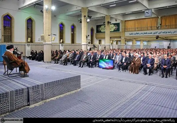 دیدار جمعی از تولیدکنندگان و فعالان اقتصادی با رهبر انقلاب/گزارش تصویری