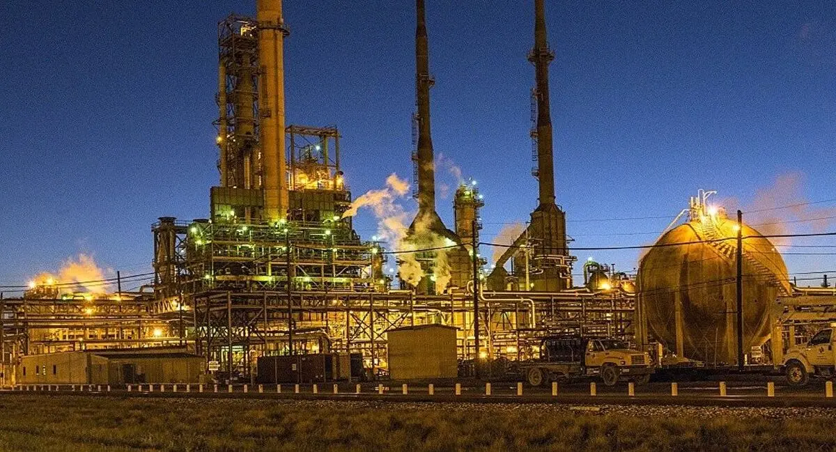 انفجار در یک پالایشگاه نفت در کانادا+تصاویر 
