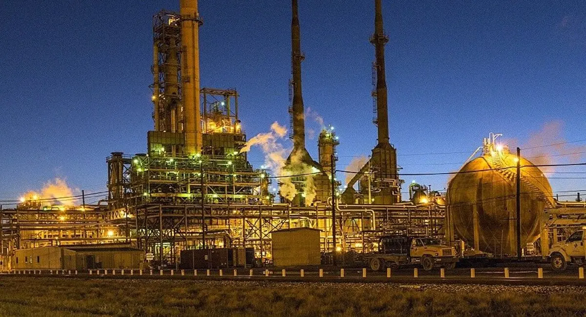 انفجار در یک پالایشگاه نفت در کانادا+تصاویر 