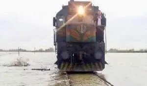 خط راه آهن اندیمشک در زیر آب!/ عکس