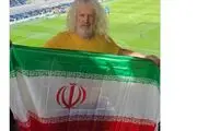 پرچم ایران در دست سیاستمدار ایرلندی 