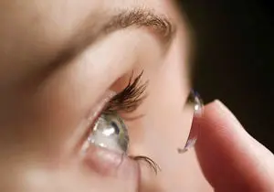 لنز چه خطراتی برای چشممان دارد؟