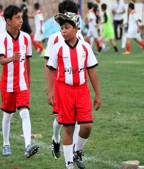 کودکانی که فوتبال بازی می کنند تا فقر را به فراموشی بسپارند