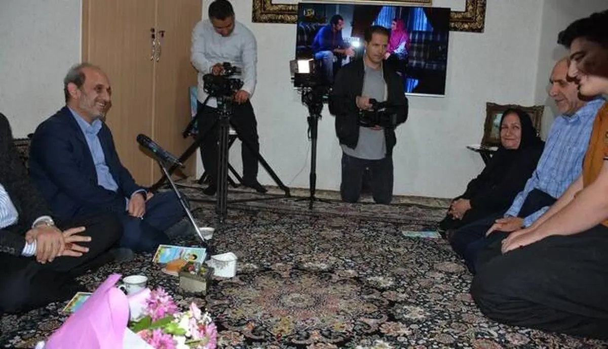 رئیس صداوسیما به منزل شهدای سنندج رفت