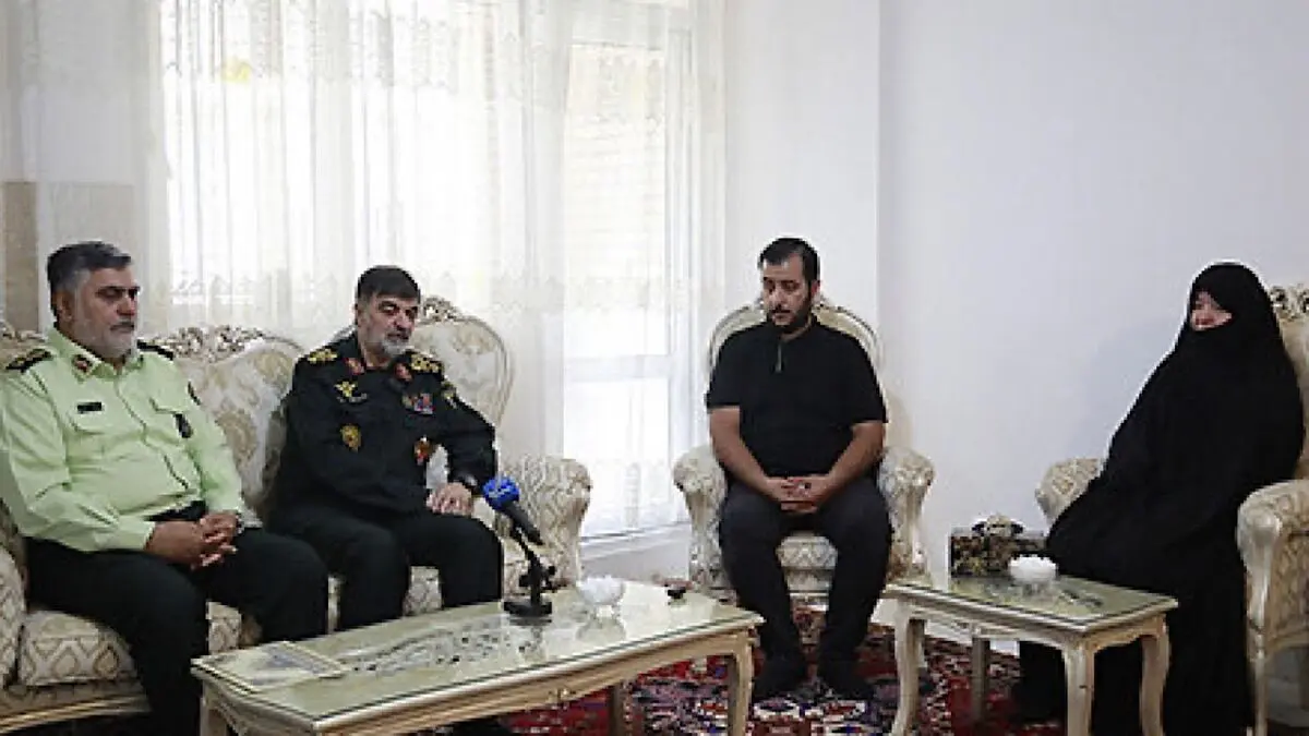 
دیدار سردار رادان با ۴ خانواده شهدای انتظامی در دفاع مقدس ۱۲ روزه
