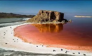 
دلیل سرخی دریاچه ارومیه چیست؟
