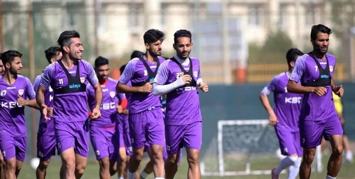 بازیکنان استقلال با ماسک در ورزشگاه سیرجان/ عکس