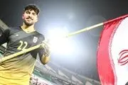 واکنش جالب امیر عابدزاده به بوسیدن دست پدر