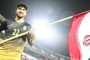 واکنش جالب امیر عابدزاده به بوسیدن دست پدر