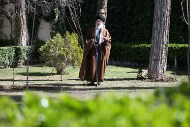 رهبر معظم انقلاب به مناسبت روز دختکاری نهال کاشتند/گزارش تصویری