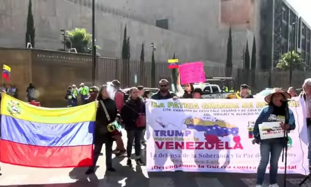 حمله معترضان مکزیکی به سفارت آمریکا با سنگ