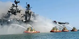 ادامه تلاش‌ها برای اطفاء حریق در کشتی جنگی آمریکا