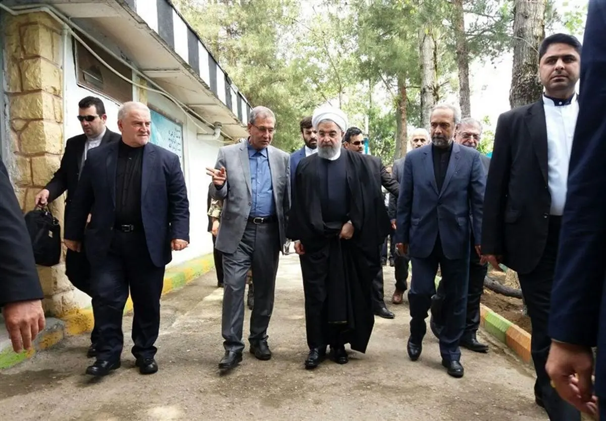 دیدار روحانی با خانوادههای جانباختگان معدن آزادشهر در پادگان