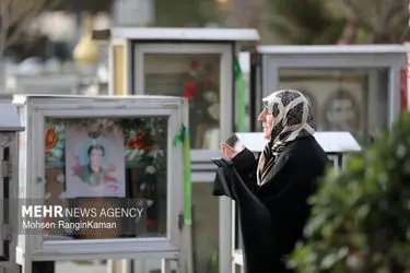 لحظات تحویل سال در گلزار شهدای تهران