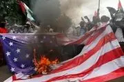 پرچم آمریکا در شهرهای مختلف به آتش کشیده شد/ فیلم