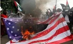 پرچم‌های آمریکا و اسرائیل توسط مسلمانان اندونزی به آتش کشیده شد
