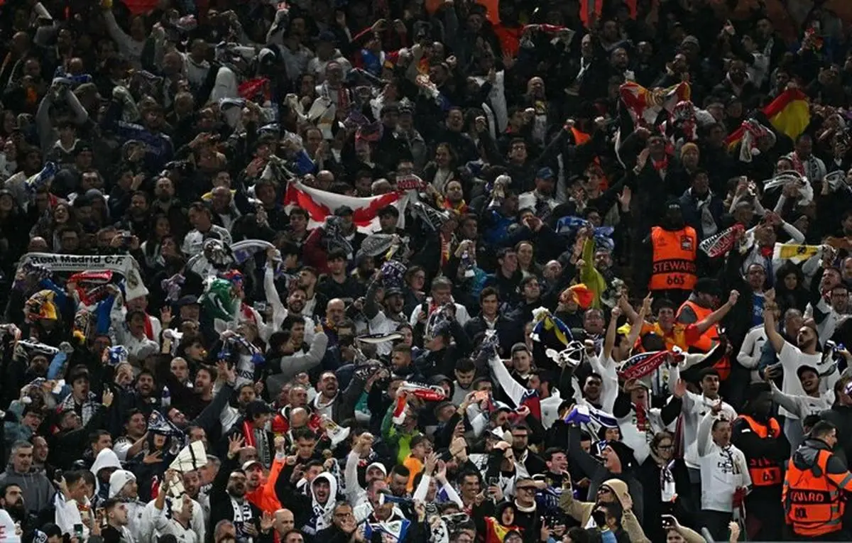 خواستگاری در استادیوم اروپا + عکس