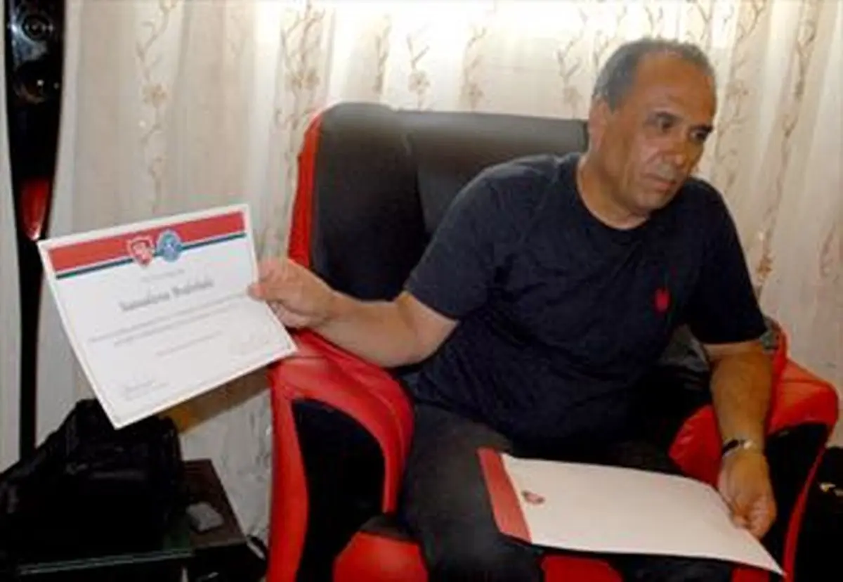 زبان فرشاد احمدزاده برعکس قدش خیلی بلند است