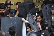 عمران خان با سپر و کلاهخود ضدگلوله به دادگاه رفت