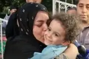  لحظه شیرین بازگشت آرین سه ساله به آغوش خانواده