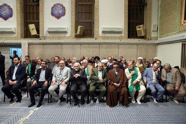 دیدار مداحان و شاعران اهل بیت‌(ع) با مقام معظم رهبری/گزارش تصویری