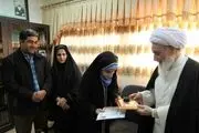 اهدای هدیه مقام معظم رهبری به بانوی تکواندوکار در کرمانشاه