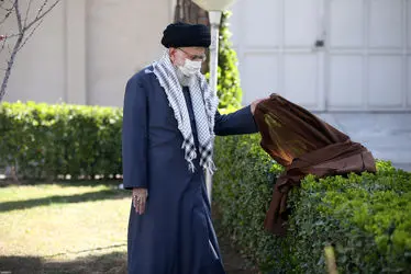 رهبر معظم انقلاب به مناسبت روز دختکاری نهال کاشتند/گزارش تصویری