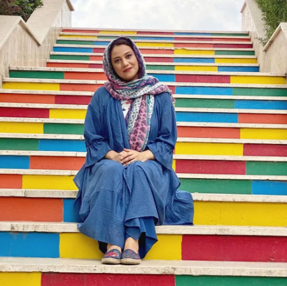 شبنم مقدمی در کنار قبر حافظ شیرازی+ عکس