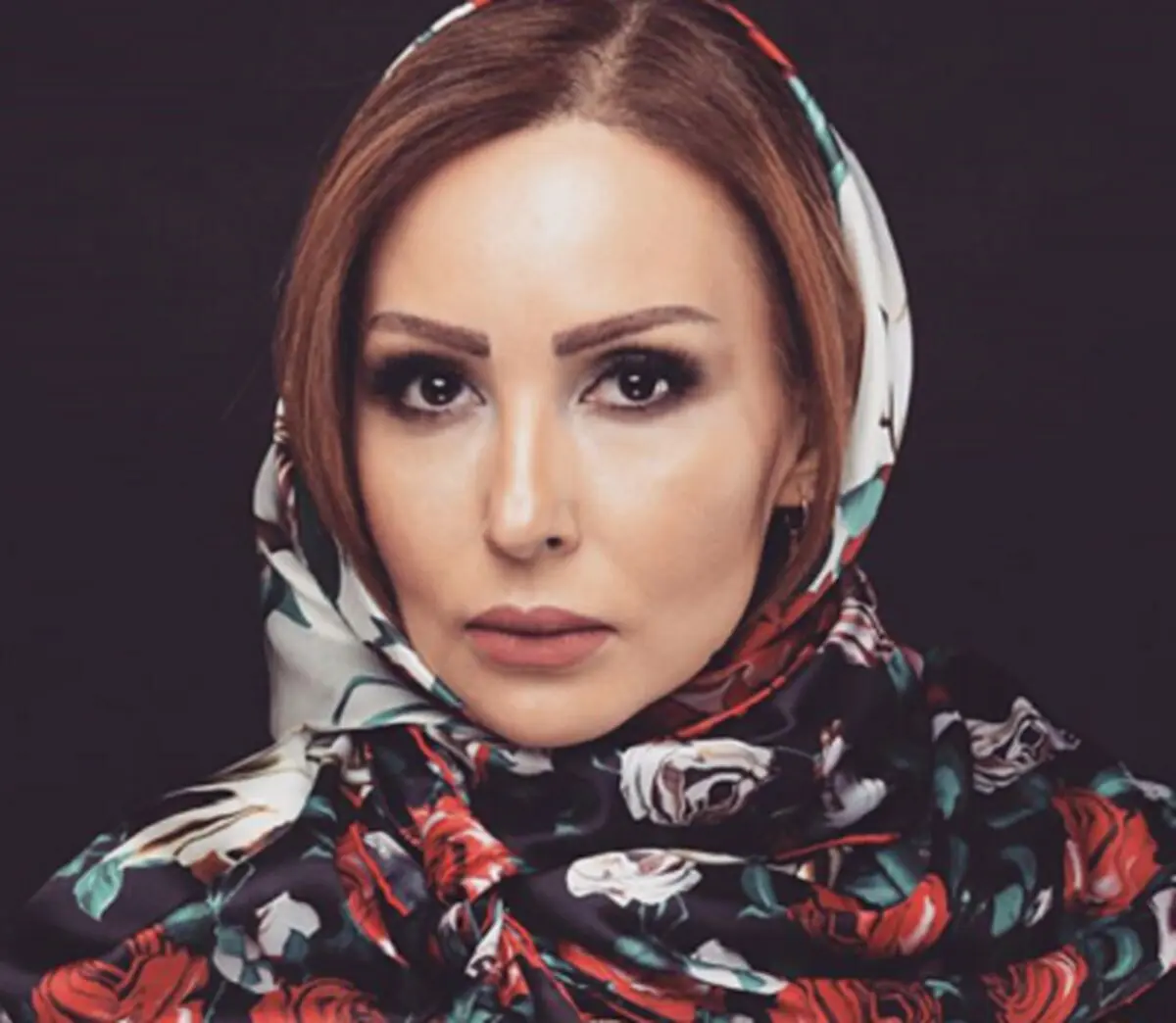 بازیگر زن جنجالی در حال خدمت به مادرش/ عکس