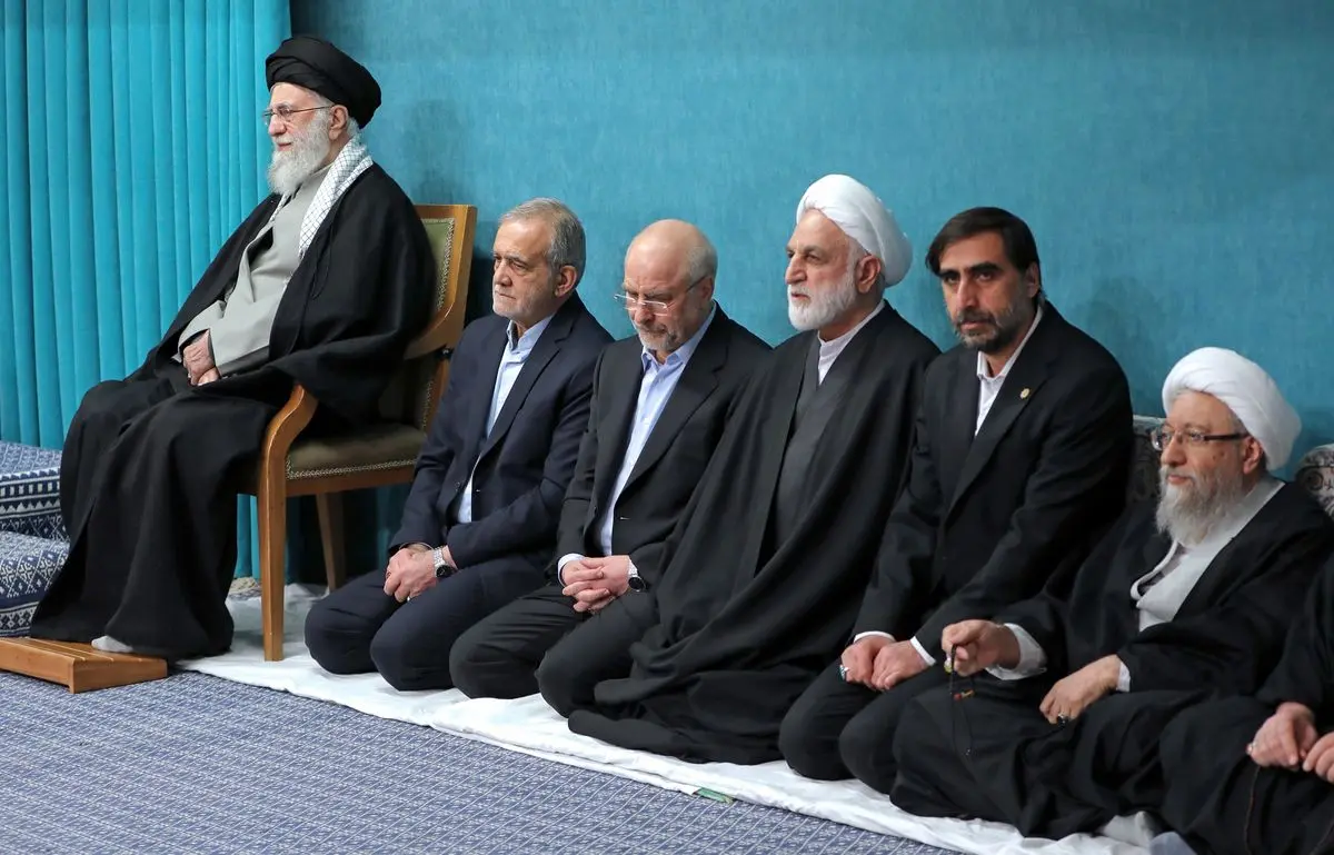 لحظاتی دیدنی از گفتوگوی رهبر انقلاب با سران قوا و مخبر+تصاویر