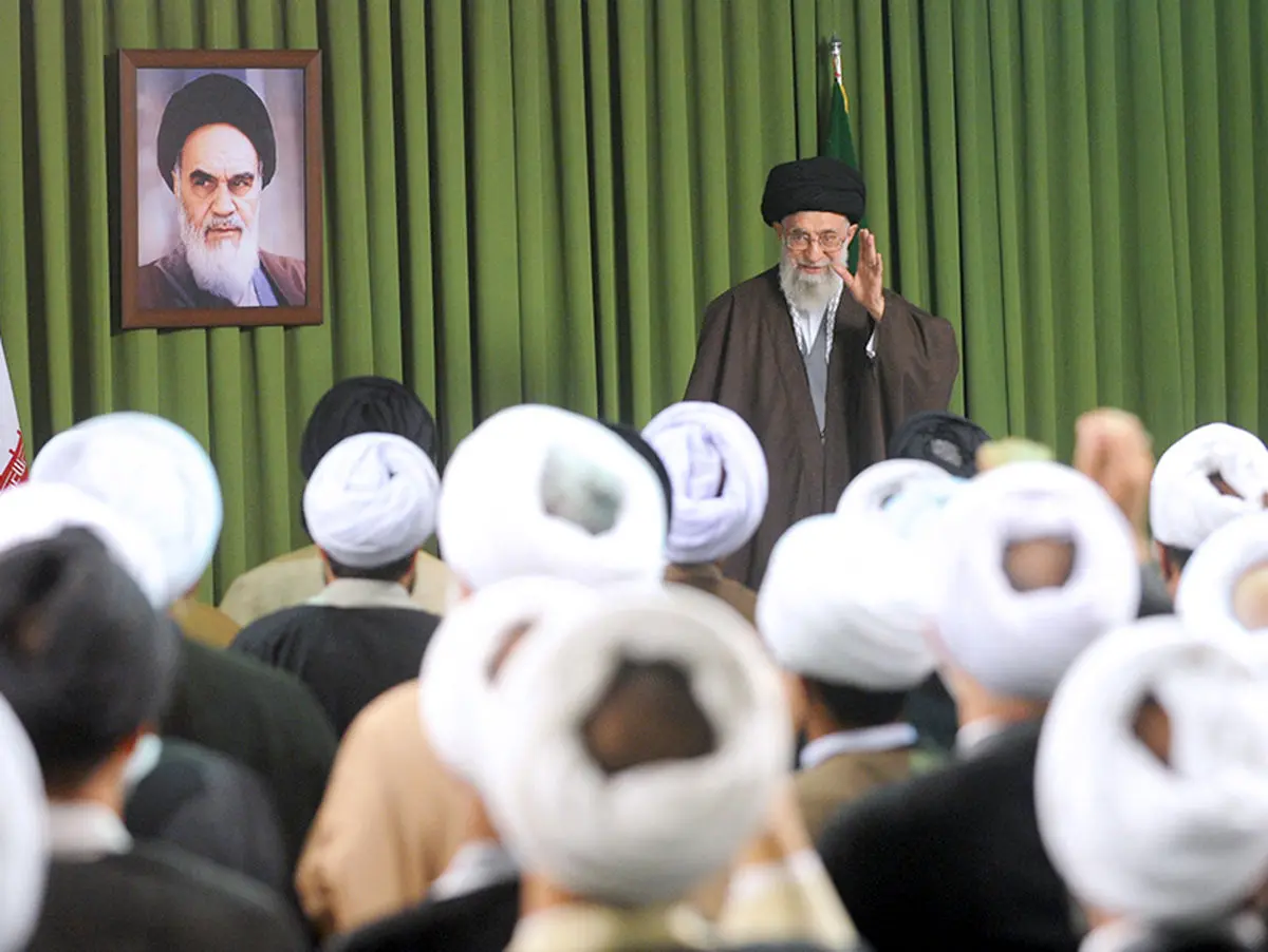 جمعی از طلاب حوزههای علمیه با رهبر انقلاب دیدار می کنند