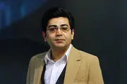 چهره غمگین «فرزاد حسنی» در مراسم ترحیم حسین آهی/ عکس