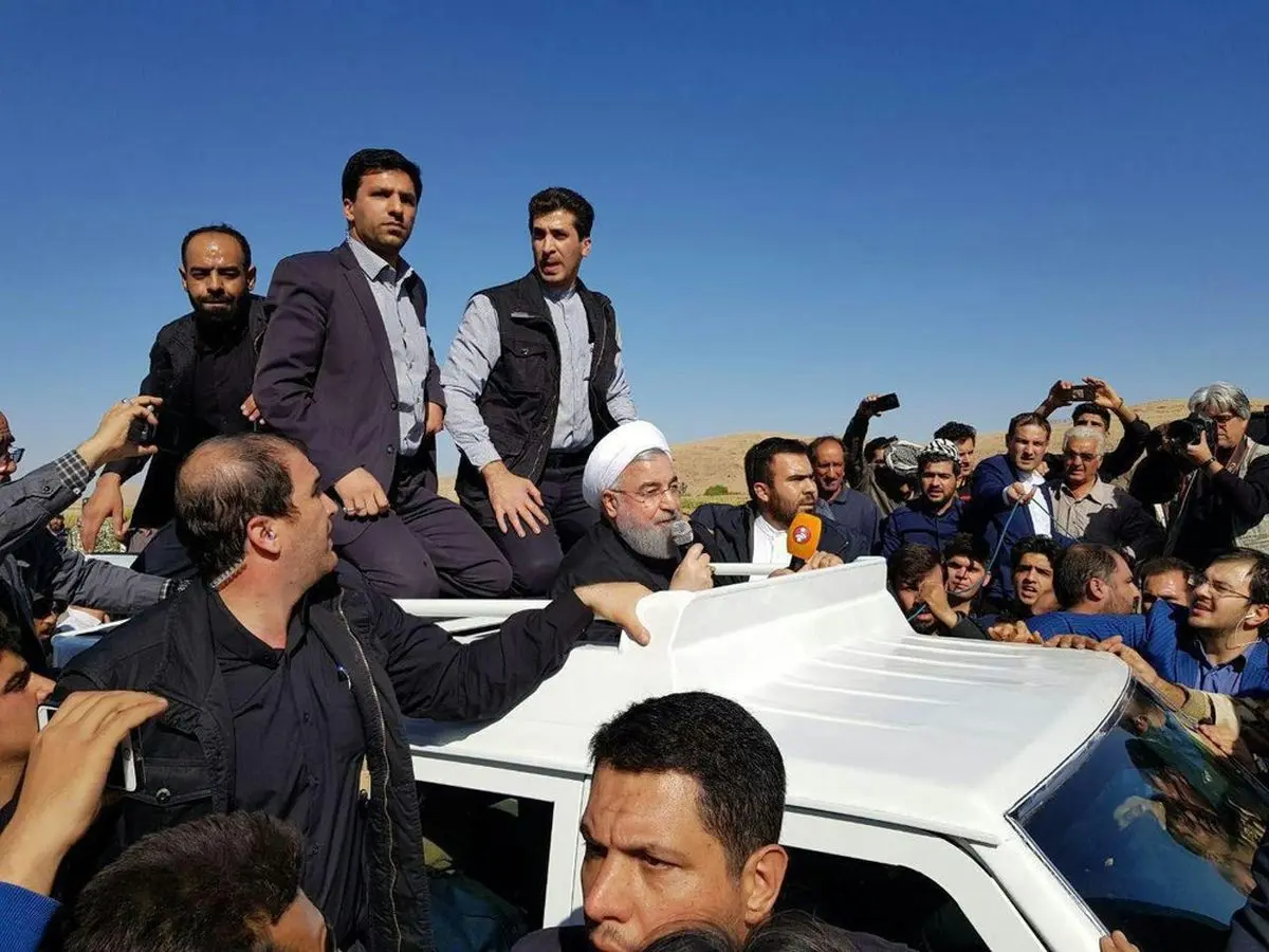 روحانی به دلیل کمبود جا بر روی ماشین با مردم صحبت کرد