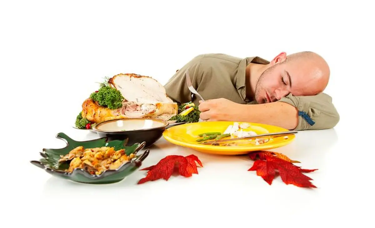 چرا بعد از غذا احساس خواب آلودگی می‌کنیم؟
