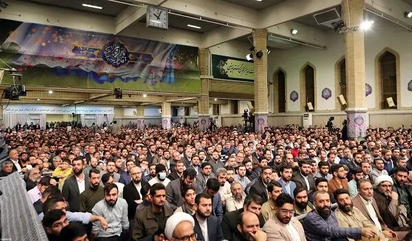 دیدار مداحان و شاعران اهل بیت‌(ع) با مقام معظم رهبری/گزارش تصویری
