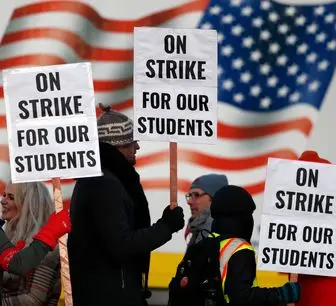 اعتراض و نگرانی معلمان از بازگشایی مدارس در آمریکا


