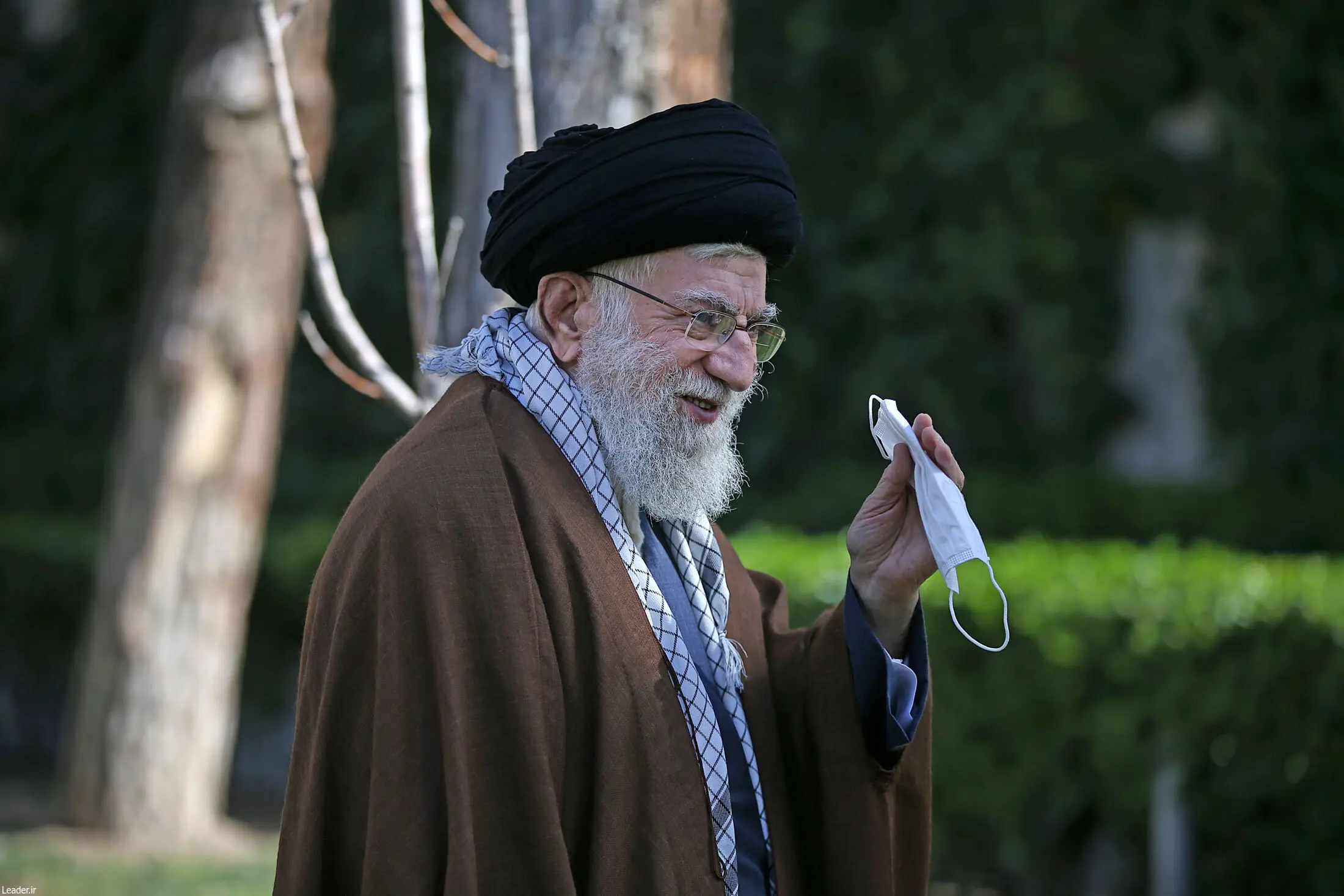 رهبر معظم انقلاب به مناسبت روز دختکاری نهال کاشتند/گزارش تصویری