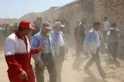 به دنبال اعضای خانواده از زیر آوار/ عکس