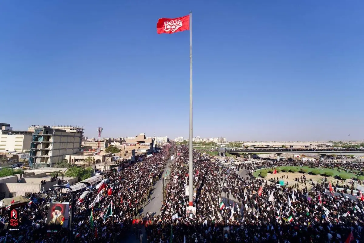 پرچم «قوموالله» برفراز تشییع رهبرشهید در نجف/عکس